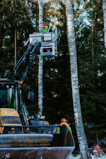 Medarbetare på Dala Energi i lift