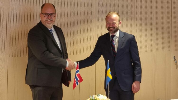 Karl-Petter Thorwaldsson, Näringsminister,  tillsammans med Nicolay Moulin VD, Sikri Holding AS.
