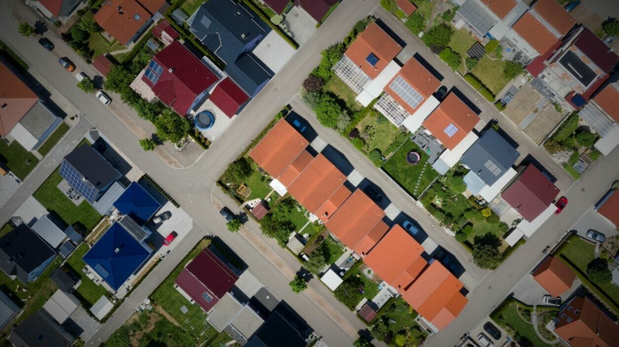 Statistical values of all single-family houses and condominimums in Sweden